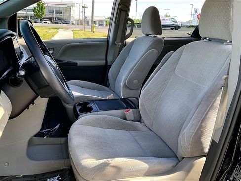 Used 2017 Toyota Sienna LE FWD image 15