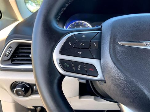 Used 2017 Chrysler Pacifica Touring-L w/ Tire & Wheel Group FWD image 23