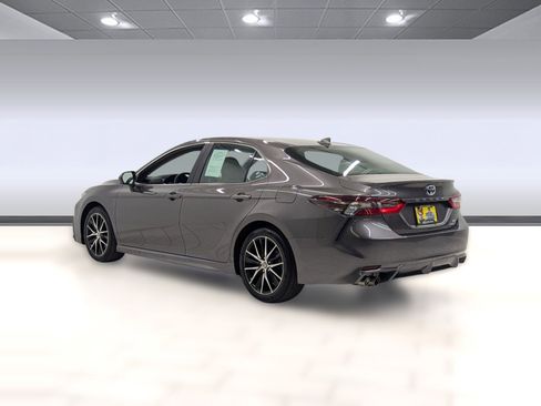 Used 2022 Toyota Camry SE image 2