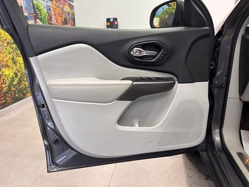 Used 2019 Jeep Cherokee Limited image 24