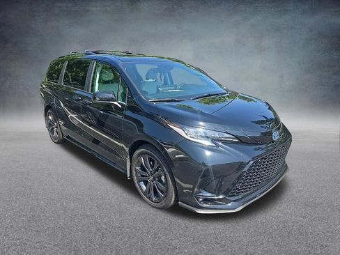 Used 2025 Toyota Sienna XSE w/ XSE Plus Package FWD image 11
