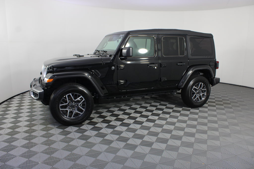 Used 2026 Jeep Wrangler Unlimited Sahara AWD/4WD image 3