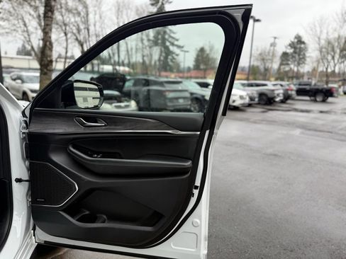 Used 2024 Jeep Grand Cherokee Overland image 17