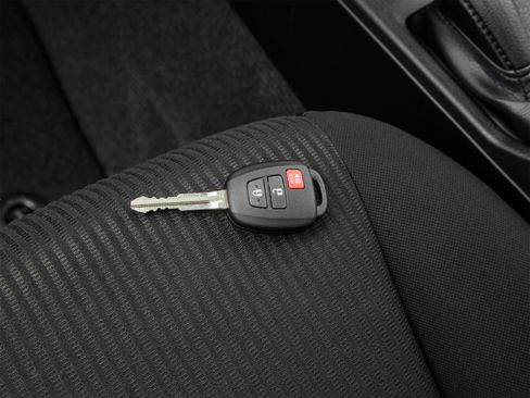 Used 2017 Toyota RAV4 LE FWD image 39