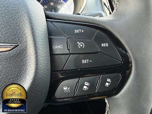 Used 2025 Chrysler Pacifica Limited FWD image 11
