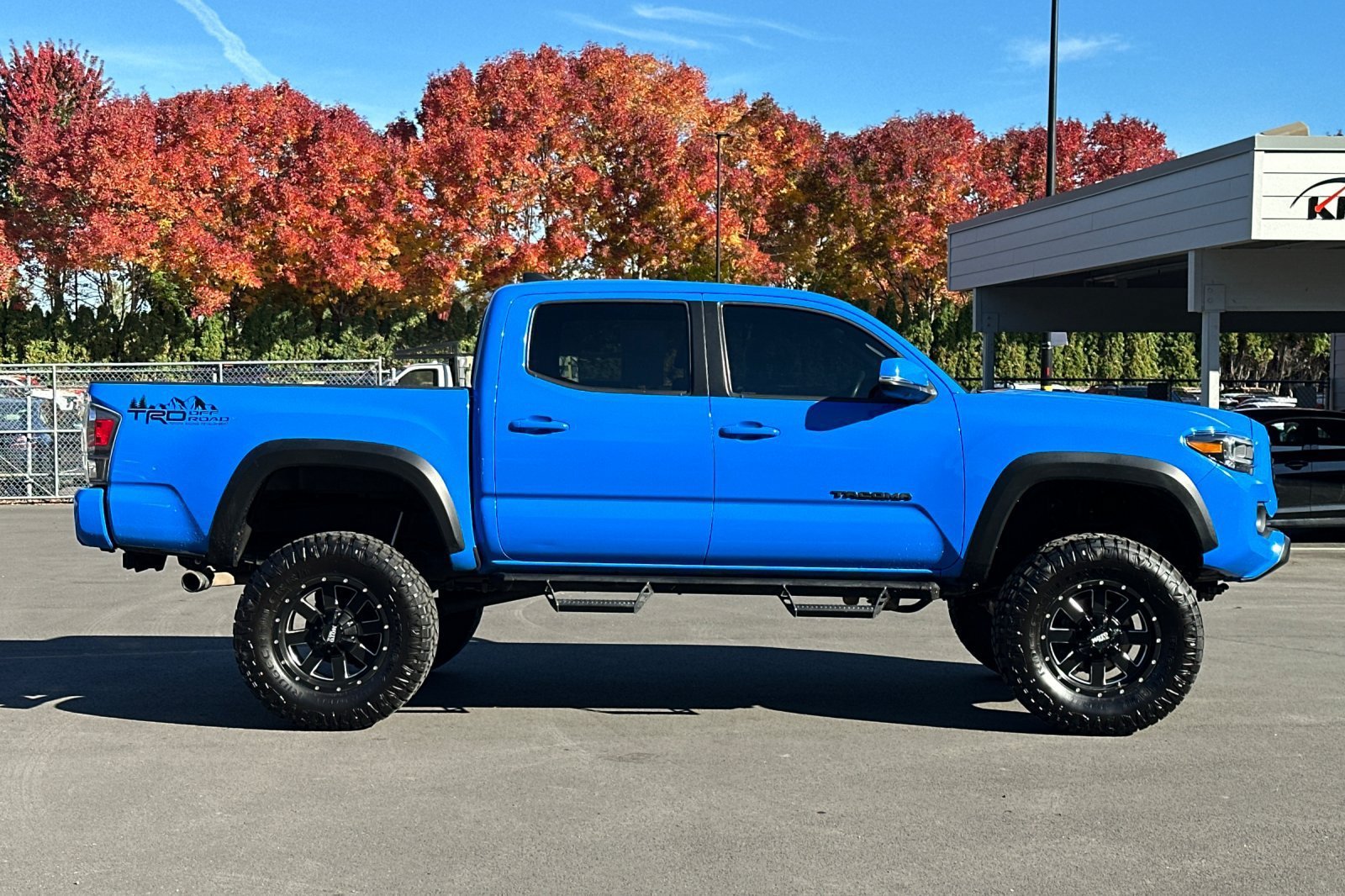 Used 2020 Toyota Tacoma TRD Off-Road w/ TRD Premium Off Road Package AWD/4WD image 3