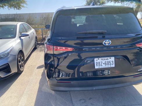 Used 2021 Toyota Sienna LE image 5