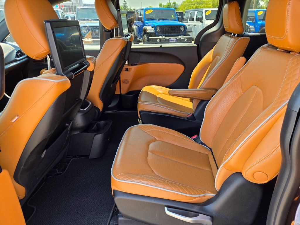 Used 2023 Chrysler Pacifica Pinnacle FWD image 12