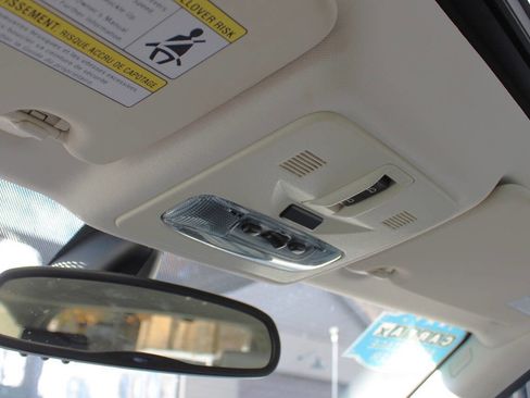 Used 2014 Land Rover LR2 HSE image 16