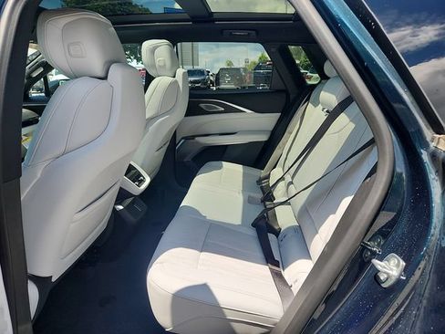 Used 2024 Cadillac Lyriq Luxury AWD/4WD image 10