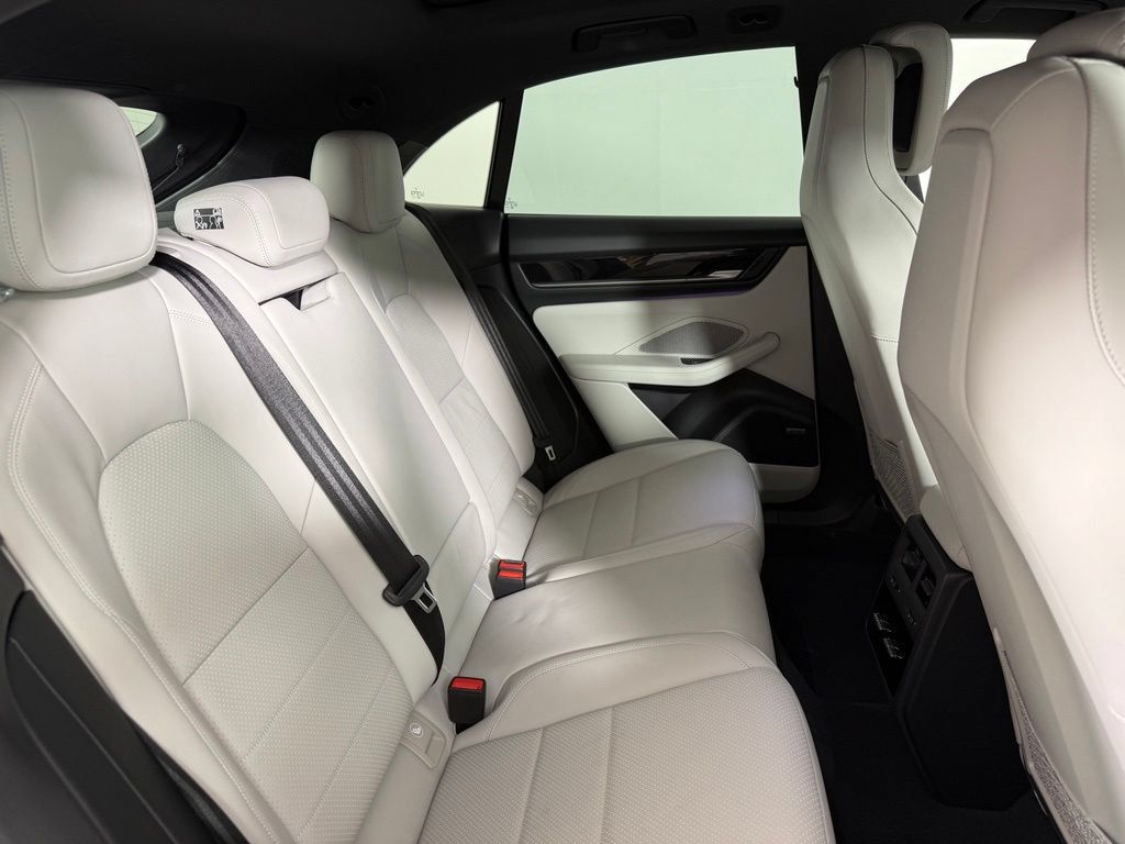 Certified 2025 Porsche Macan 4S Electric AWD/4WD image 18