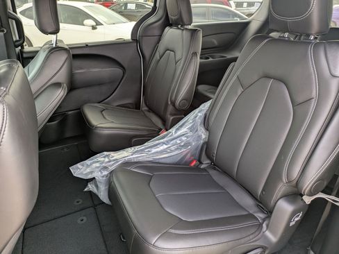 New 2026 Chrysler Pacifica Select image 13