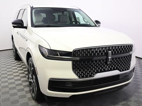 New 2026 Lincoln Navigator Reserve AWD/4WD image 9