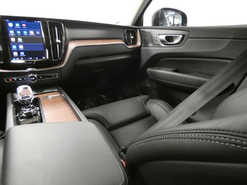 Used 2023 Volvo XC60 B5 Ultimate w/ Climate Package FWD image 15