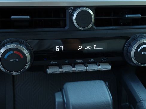 Used 2025 Toyota Tacoma TRD Off-Road image 4