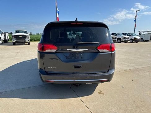 Used 2020 Chrysler Pacifica Touring-L FWD image 5