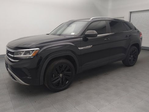 Used 2022 Volkswagen Atlas Cross Sport SE w/ Panoramic Sunroof Package FWD image 2