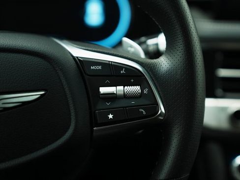 Used 2025 Genesis G70 2.5T image 32