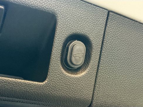 Used 2019 Chevrolet Suburban LT image 31