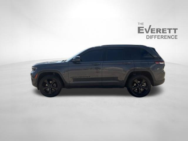 Used 2022 Jeep Grand Cherokee Altitude AWD/4WD image 4