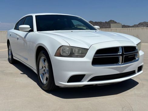 Used 2013 Dodge Charger SE RWD image 4