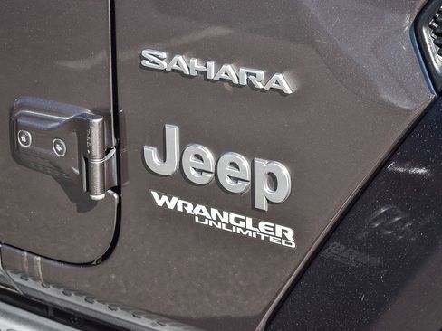 Used 2018 Jeep Wrangler Unlimited Sahara image 9
