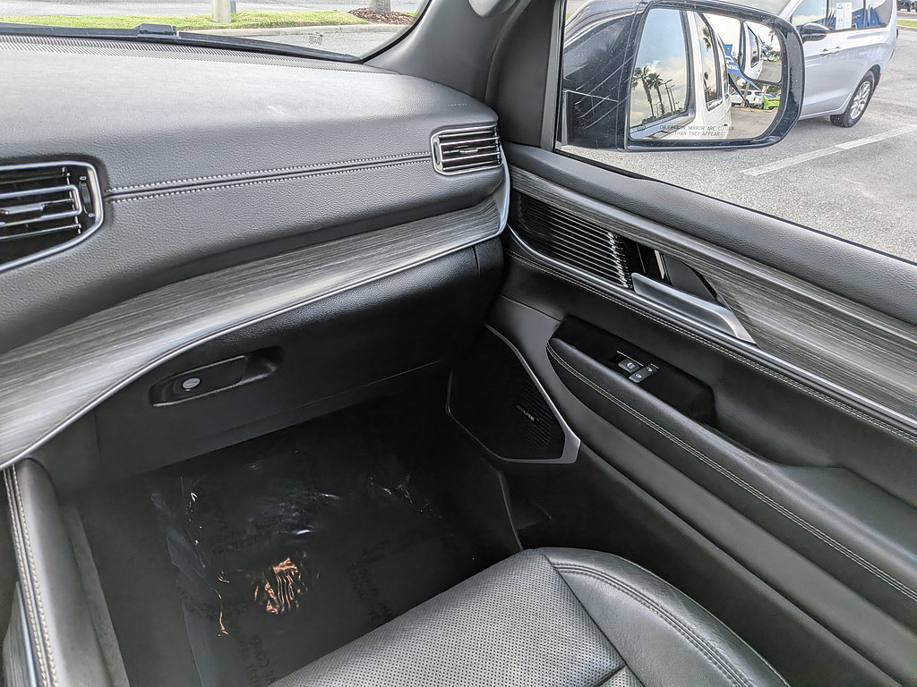 Used 2024 Jeep Wagoneer L Series II w/ Flexible Seating Group AWD/4WD image 16