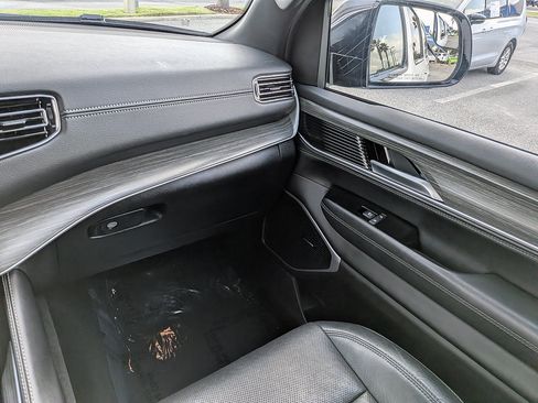 Used 2024 Jeep Wagoneer L Series II w/ Flexible Seating Group AWD/4WD image 16