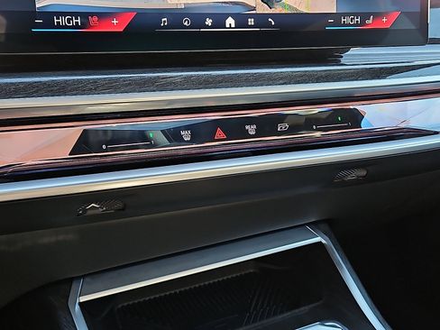 Used 2024 BMW 740i xDrive 740i xDrive image 17