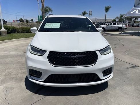 Used 2021 Chrysler Pacifica Touring-L w/ Uconnect Theater Family Group FWD image 3