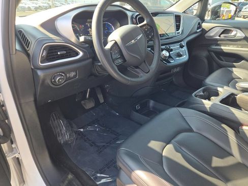 Certified 2024 Chrysler Pacifica Limited FWD image 29