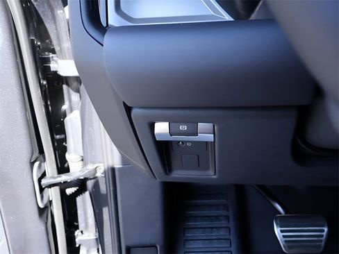 Used 2025 Land Rover Defender 130 V8 image 36