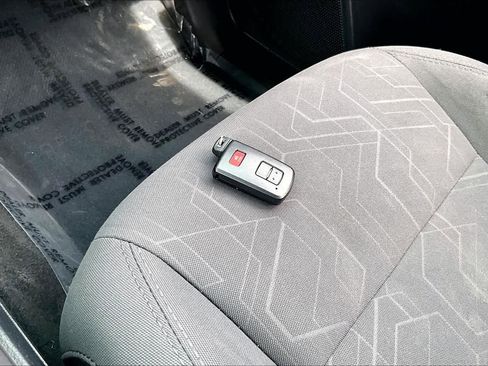 Used 2019 Toyota Tacoma TRD Off-Road AWD/4WD image 12