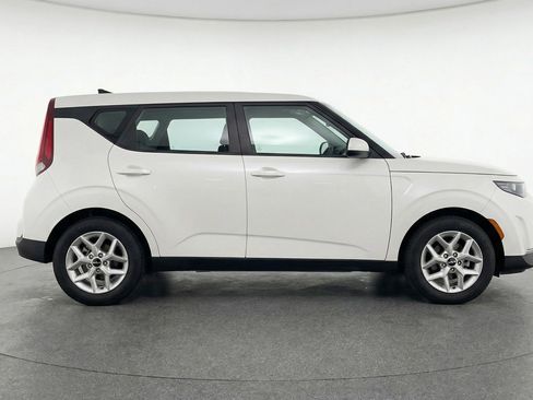 Used 2025 Kia Soul LX w/ LX Technology Package image 11