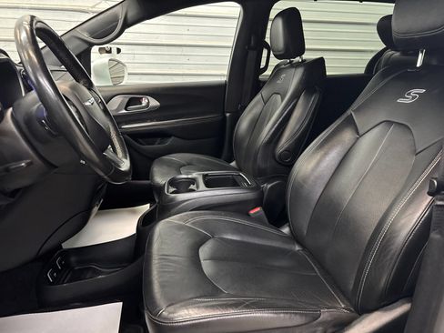 Used 2021 Chrysler Pacifica Touring-L w/ S Appearance Package FWD image 12
