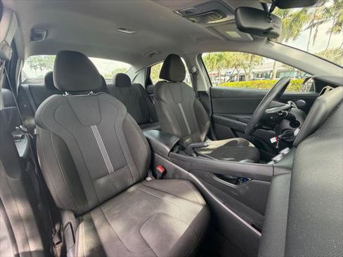 Used 2025 Hyundai Elantra SE FWD image 11