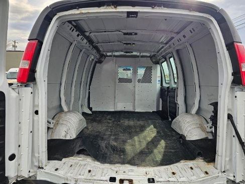 Used 2017 Chevrolet Express 2500 RWD image 31