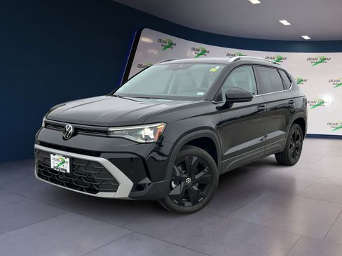 Certified 2025 Volkswagen Taos SE image 3