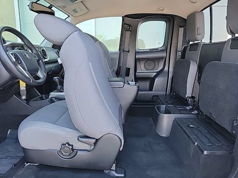 Used 2017 Toyota Tacoma SR5 AWD/4WD image 13
