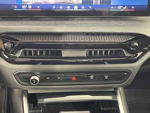 New 2026 BMW 330i Sedan w/ M Sport Package image 25