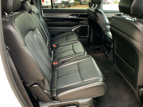 Used 2025 Jeep Wagoneer 4WD image 29