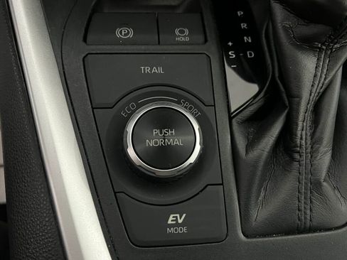 Used 2019 Toyota RAV4 LE image 13