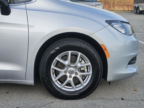 Used 2023 Chrysler Voyager LX image 7