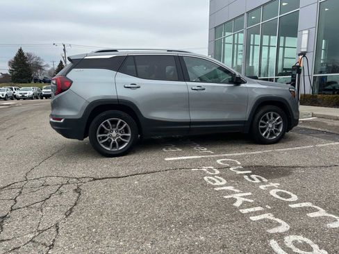 Used 2024 GMC Terrain SLT image 18