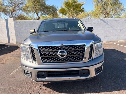 Used 2018 Nissan Titan SV w/ SV Convenience Package RWD image 3
