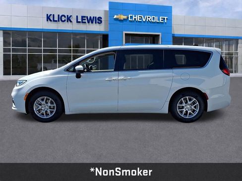 Used 2023 Chrysler Pacifica Touring-L FWD image 4