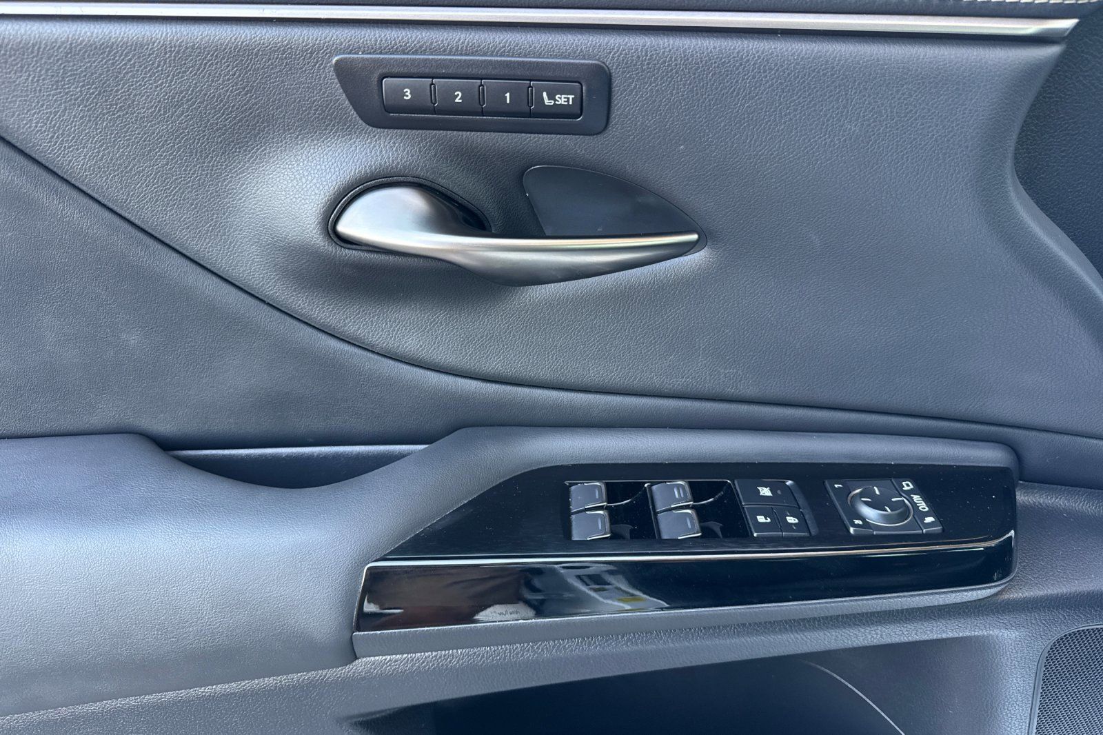 Used 2024 Lexus ES 350 w/ Premium Package FWD image 11