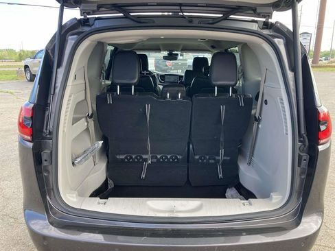Used 2023 Chrysler Pacifica Touring-L FWD image 14