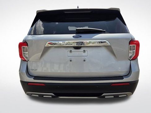 Certified 2022 Ford Explorer XLT w/ Equipment Group 202A RWD image 8