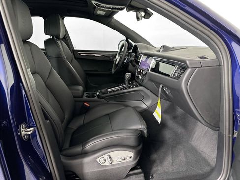 Certified 2026 Porsche Macan AWD/4WD image 29